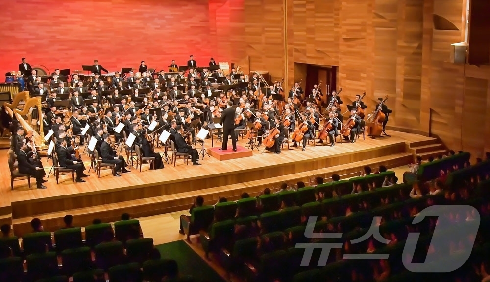 (평양 노동신문=뉴스1) = 북한 노동당 기관지 노동신문은 16일 "당 제9차 대회가 펼친 휘황한 진로따라 반만년력사에 특기할 기적과 변혁의 시대, 전면적국가부흥의 새 전기를 열어 …