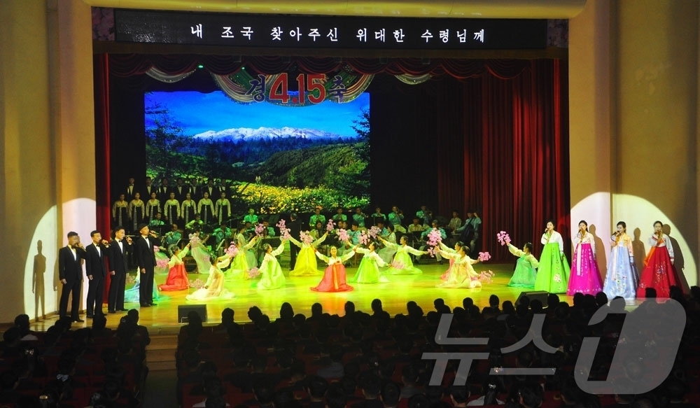 (평양 노동신문=뉴스1) = 북한 노동당 기관지 노동신문은 16일 "당 제9차 대회가 펼친 휘황한 진로따라 반만년력사에 특기할 기적과 변혁의 시대, 전면적국가부흥의 새 전기를 열어 …