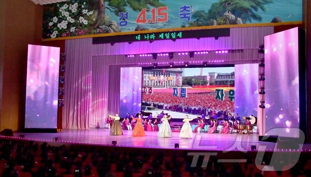 (평양 노동신문=뉴스1) = 북한 노동당 기관지 노동신문은 16일 "당 제9차 대회가 펼친 휘황한 진로따라 반만년력사에 특기할 기적과 변혁의 시대, 전면적국가부흥의 새 전기를 열어 …