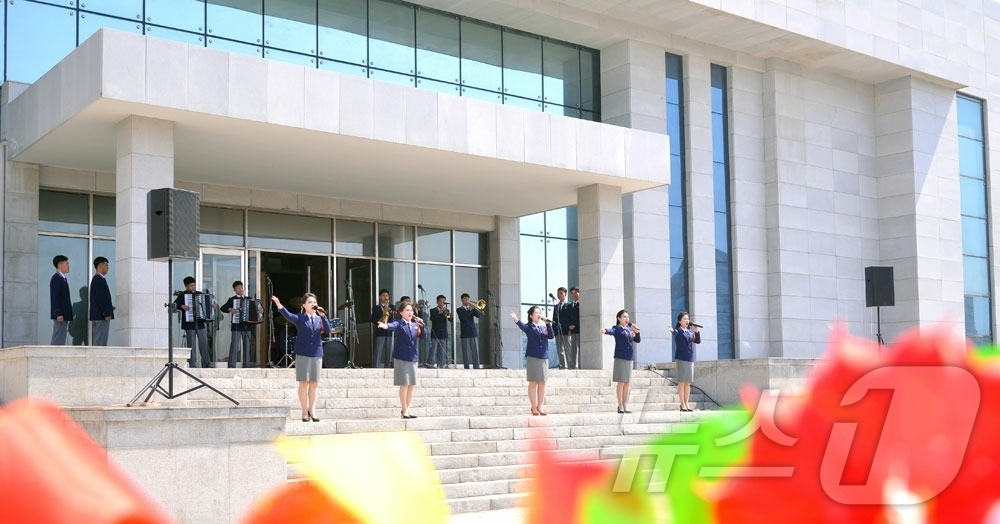 (평양 노동신문=뉴스1) = 북한 노동당 기관지 노동신문은 16일 "당 제9차 대회가 펼친 휘황한 진로따라 반만년력사에 특기할 기적과 변혁의 시대, 전면적국가부흥의 새 전기를 열어 …