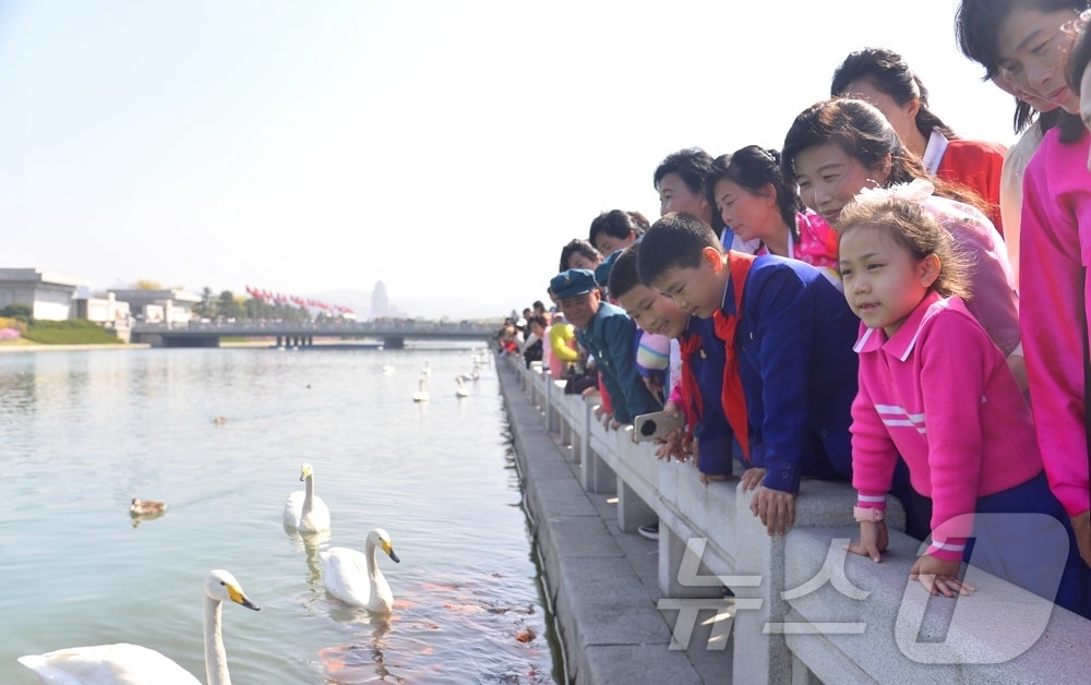 (평양 노동신문=뉴스1) = 북한 노동당 기관지 노동신문은 16일 "당 제9차 대회가 펼친 휘황한 진로따라 반만년력사에 특기할 기적과 변혁의 시대, 전면적국가부흥의 새 전기를 열어 …