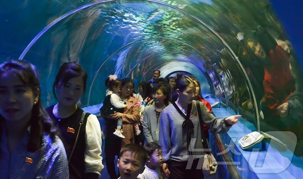 (평양 노동신문=뉴스1) = 북한 노동당 기관지 노동신문은 16일 "당 제9차 대회가 펼친 휘황한 진로따라 반만년력사에 특기할 기적과 변혁의 시대, 전면적국가부흥의 새 전기를 열어 …