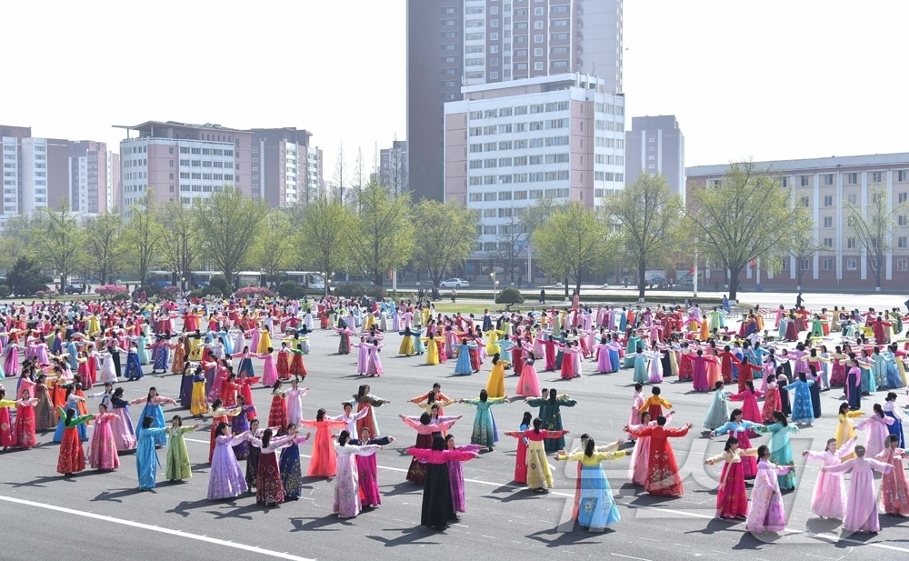 (평양 노동신문=뉴스1) = 북한 노동당 기관지 노동신문은 16일 "위대한 수령 김일성동지 탄생 114돐(주년) 경축 여맹일군(일꾼)들과 여맹원들의 무도회가 15일 평양체육관광장에 …