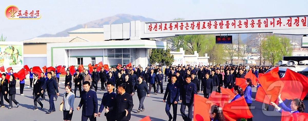 (평양 노동신문=뉴스1) = 북한 노동당 기관지 노동신문은 16일 "4월의 명절을 맞이한 천리마제강련합기업소를 찾았다"며 "위대한 수령님에 대한 절절한 그리움이 강산에 차넘친다"고 …