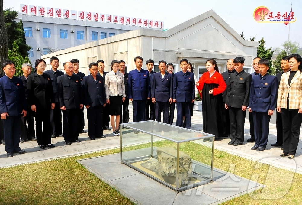(평양 노동신문=뉴스1) = 북한 노동당 기관지 노동신문은 16일 "4월의 명절을 맞이한 천리마제강련합기업소를 찾았다"며 "위대한 수령님에 대한 절절한 그리움이 강산에 차넘친다"고 …