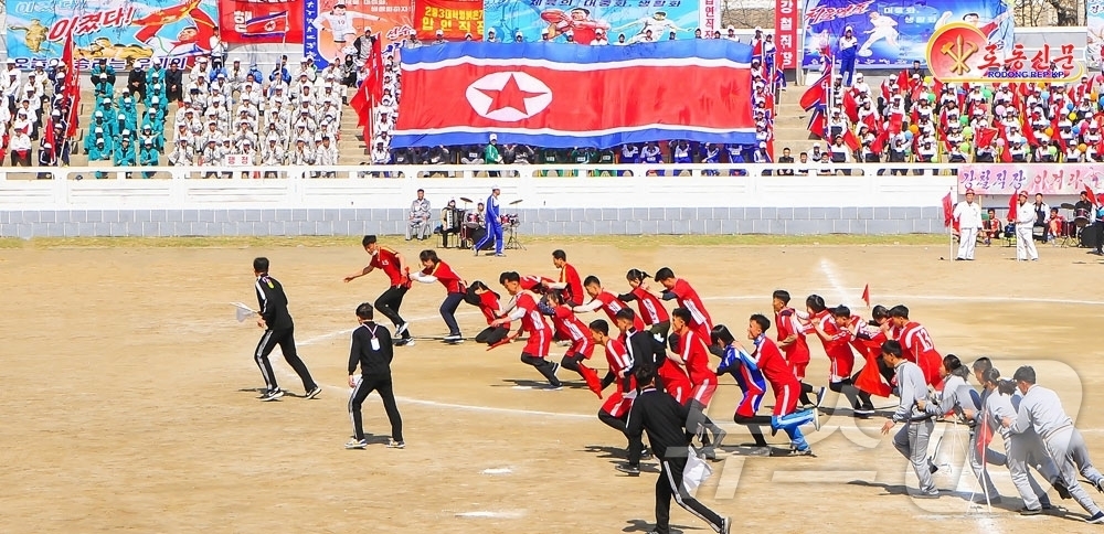 (평양 노동신문=뉴스1) = 북한 노동당 기관지 노동신문은 16일 "4월의 명절을 맞이한 천리마제강련합기업소를 찾았다"며 "위대한 수령님에 대한 절절한 그리움이 강산에 차넘친다"고 …