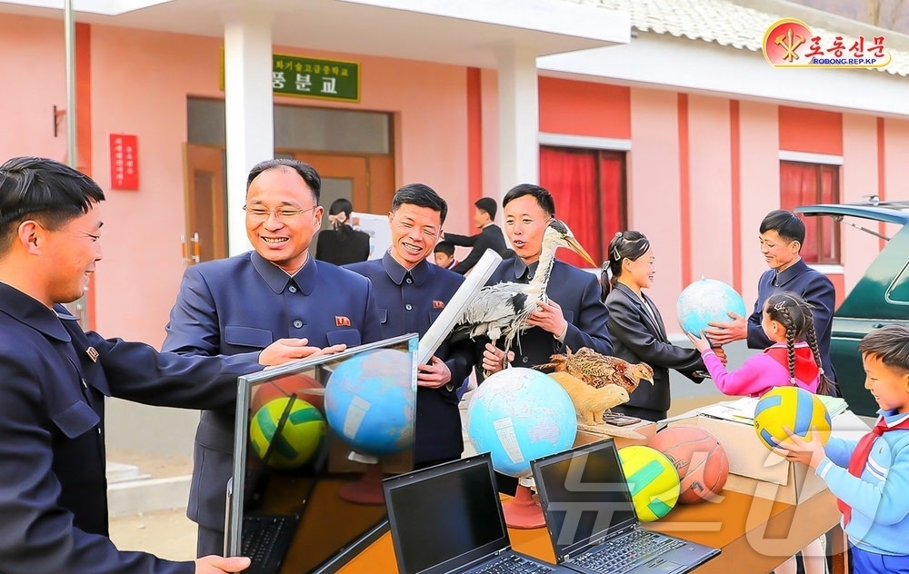 (평양 노동신문=뉴스1) = 북한 노동당 기관지 노동신문은 16일 "심심산골의 분교에 교구비품들을 마련해가지고 찾아온 요덕군검찰소의 일군(일꾼)들"이라고 조명했다. [국내에서만 사 …