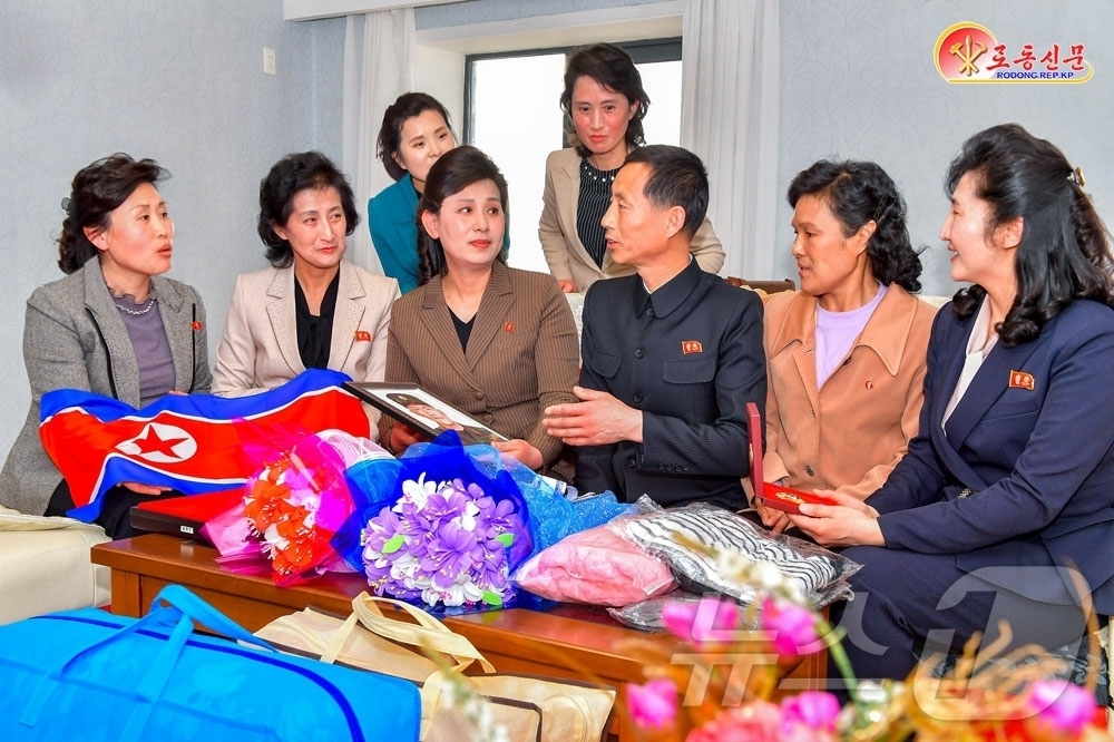 (평양 노동신문=뉴스1) = 북한 노동당 기관지 노동신문은 16일 "새별거리에 살고있는 열사 유가족을 찾은 여맹중앙위원회 일군(일꾼)들"이라고 조명했다.[국내에서만 사용가능. 재배 …