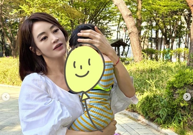 '육아 베테랑' 김혜수? 아이 품에 안고 '이모 포스' 발산 [N샷]