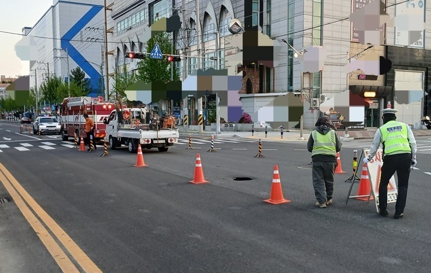 구미시 공단동 교차로에 1m 깊이 싱크홀…2시간여 만에 복구