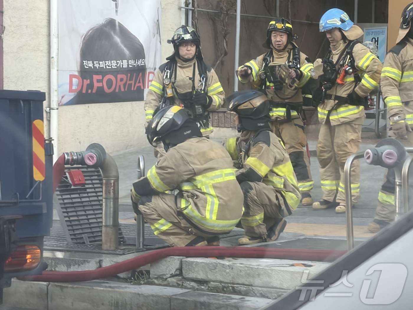 (서울=뉴스1) = 16일 오전 서울 지하철 4호선 성신여대입구역 인근 전력구에서 화재가 발생해 소방대원들이 진화작업을 펼치고 있다. (독자 제공. 재판매 및 DB 금지) 2026 …