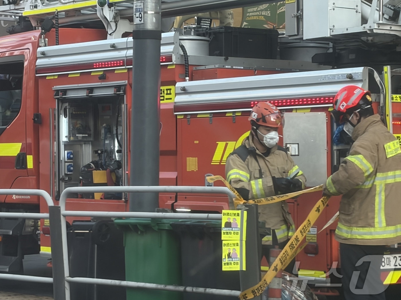 (서울=뉴스1) = 16일 오전 서울 지하철 4호선 성신여대입구역 인근 전력구에서 화재가 발생해 소방대원들이 진화작업을 펼치고 있다. (독자 제공. 재판매 및 DB 금지) 2026 …