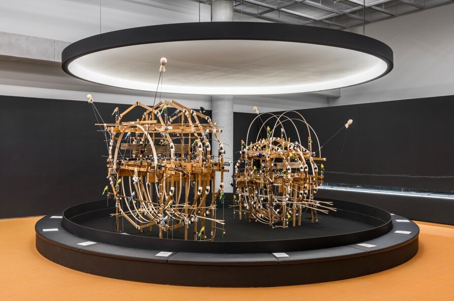 본문 이미지 - 양정욱, 작은 사람과 더 작은 사람, 2026, 나무, 모터, 실, 복합재료, 60X60X40cm 가변설치, 국립현대미술관 제작지원. 사진ⓒ전병철 (국립현대미술관 제공)