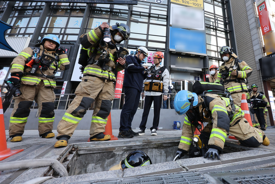 성신여대입구역 인근 전력구서 불…일부 출입구 폐쇄