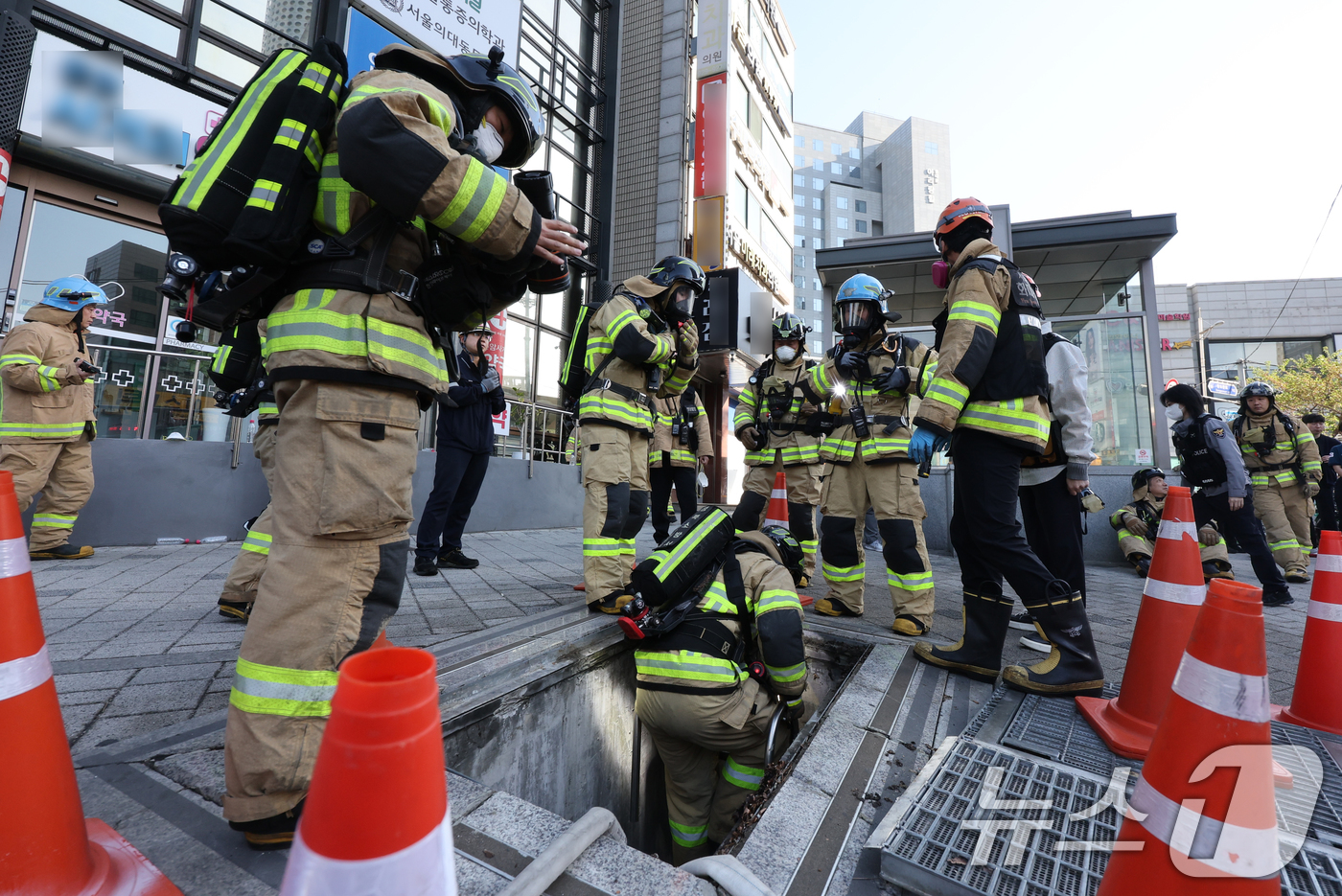 (서울=뉴스1) 김진환 기자 = 성북소방서 대원들이 16일 오전 화재가 발생한 서울 지하철 4호선 성신여대입구역 전력구 내부로 진입하고 있다. 2026.4.16/뉴스1