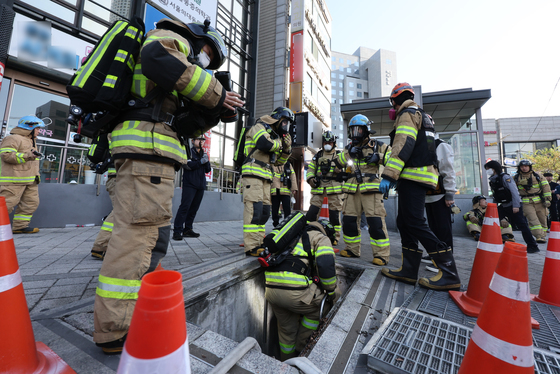 전력구 내부 진입하는 소방대원들