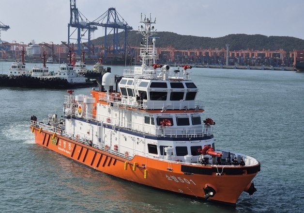 소방청, 부산항에 540톤급 최신예 중형 소방정 '소방 501호' 투입