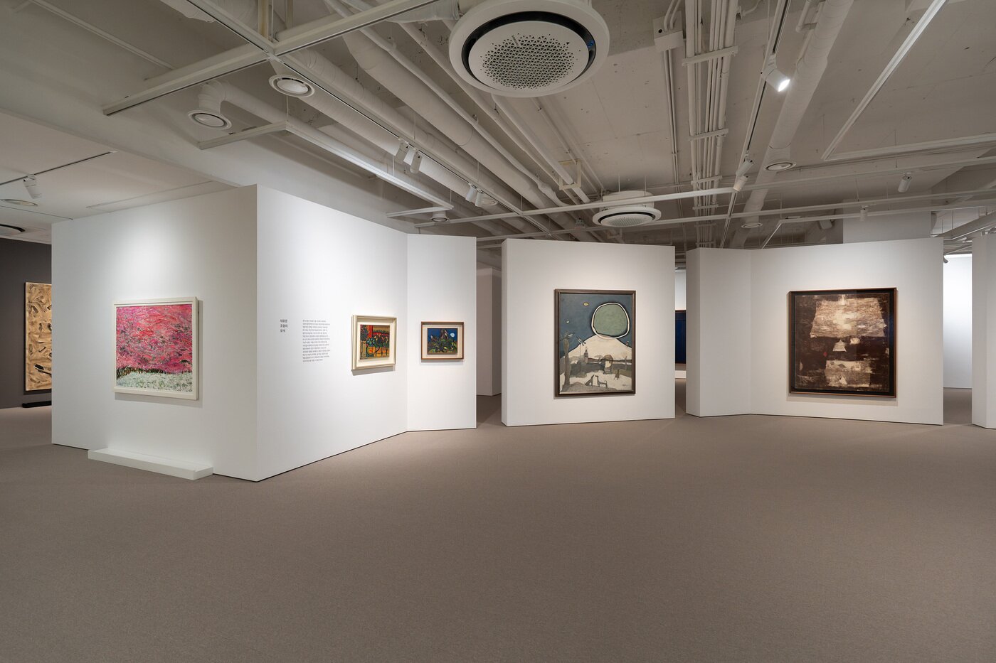 본문 이미지 - '한국현대회화 하이라이트: 모더니즘과 도전' 전시 전경 (글로벌세아 아트스페이스 제공)