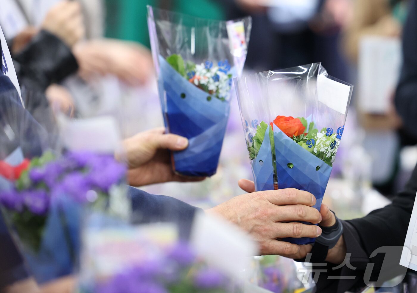 본문 이미지 - 16일 오전 서울 종로구 광화문역 대합실에서 서울교통공사 관계자들이 시민들에게 꽃 화분 무료 나눔 행사를 하고 있다. 2026.4.16 ⓒ 뉴스1 김성진 기자