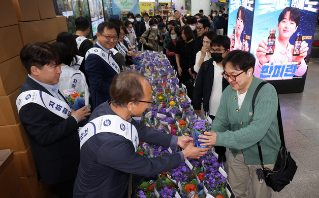 [뉴스1 PICK] 출근길에 전하는 꽃향기 '대중교통 타고 고양국제꽃박람회 오세요'