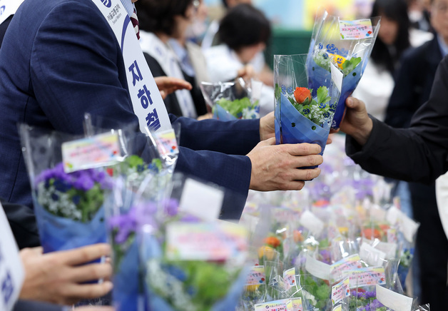 봄의 정취 전하는 출근길