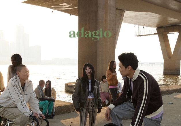 휘인, 솔로곡 '아다지오' 발매…마마무 컴백 앞두고 '열일'