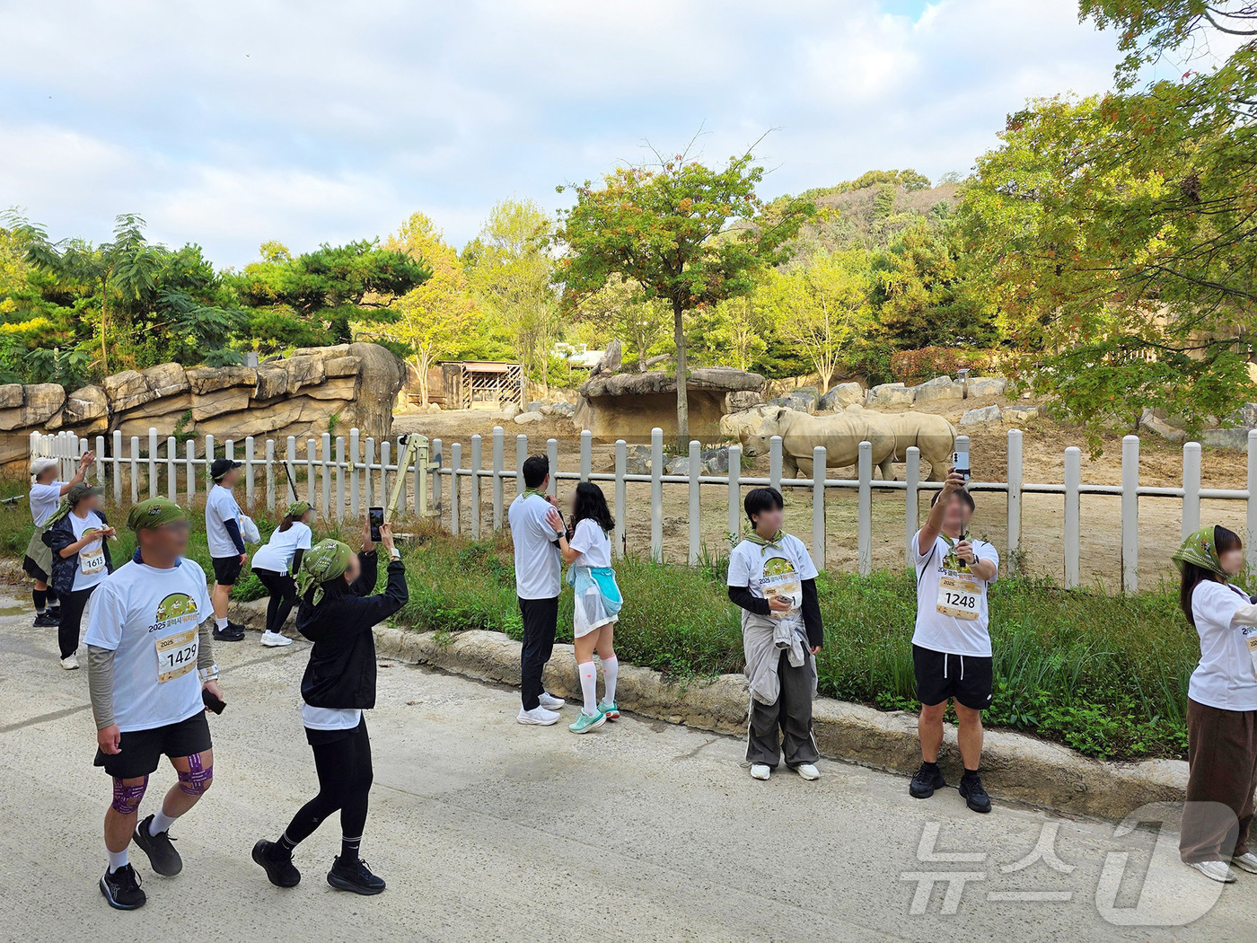 (서울=뉴스1) = 삼성전자가 5월 17일 용인 에버랜드에서 진행하는 러닝 이벤트 '갤럭시 워치런 @사파리' 참가자를 오는 17일부터 20일까지 삼성닷컴에서 모집한다고 16일 밝혔 …