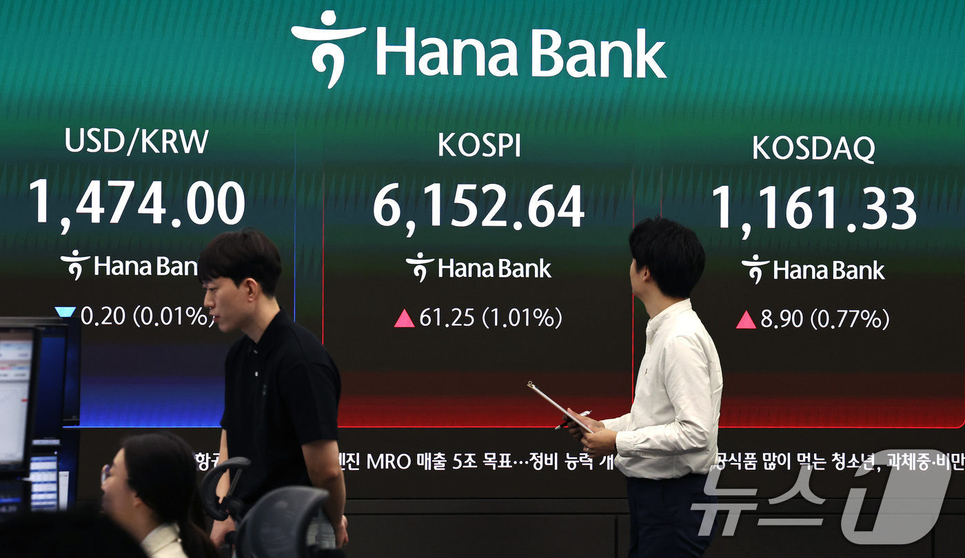 (서울=뉴스1) 구윤성 기자 = 16일 오전 서울 중구 하나은행 딜링룸 현황판에 개장 시황이 나타나고 있다. 이날 코스피는 미국과 이란의 종전 기대감에 전장 대비 0.95% 오른 …