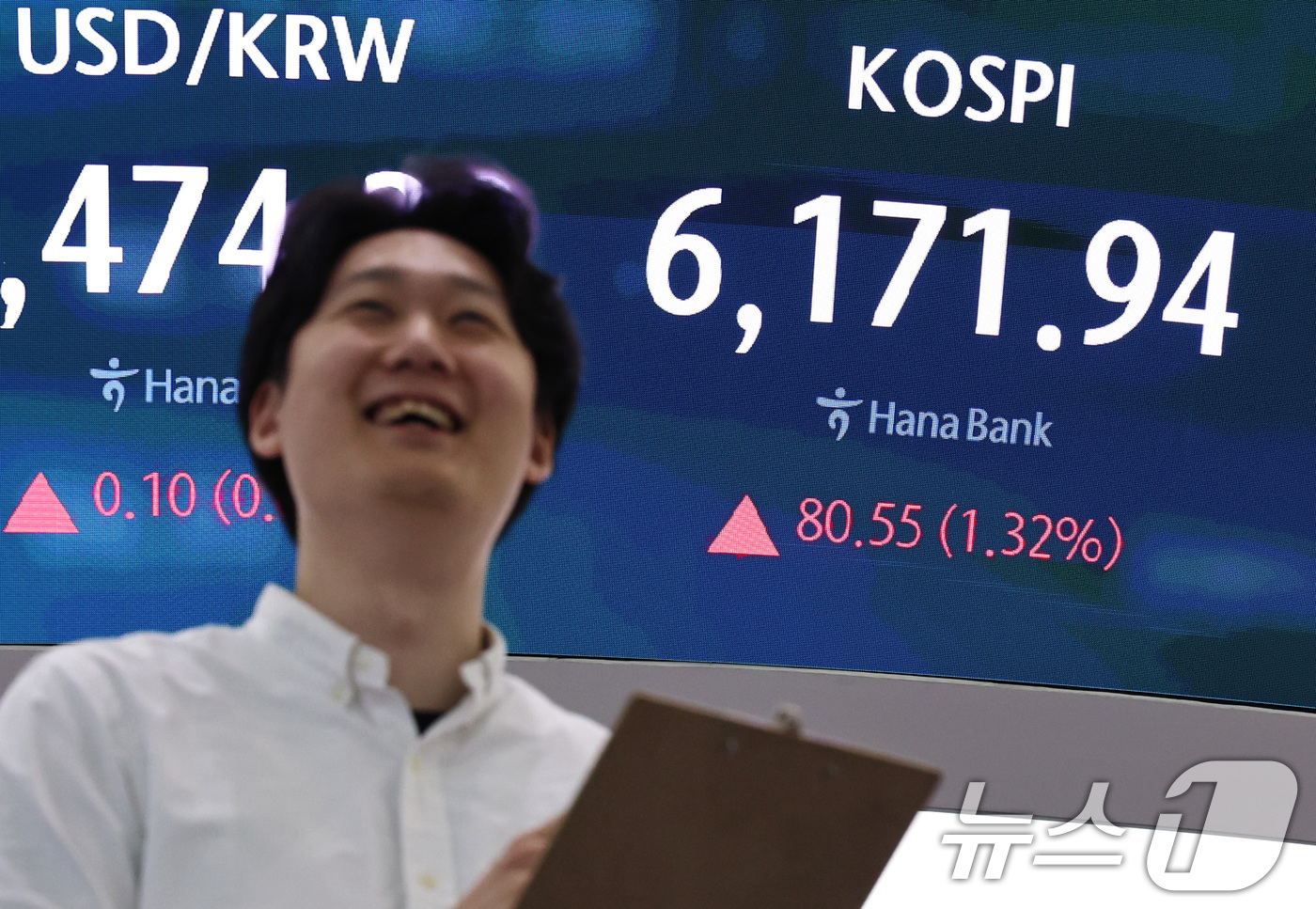 (서울=뉴스1) 구윤성 기자 = 16일 오전 서울 중구 하나은행 딜링룸 현황판에 개장 시황이 나타나고 있다. 이날 코스피는 미국과 이란의 종전 기대감에 전장 대비 0.95% 오른 …