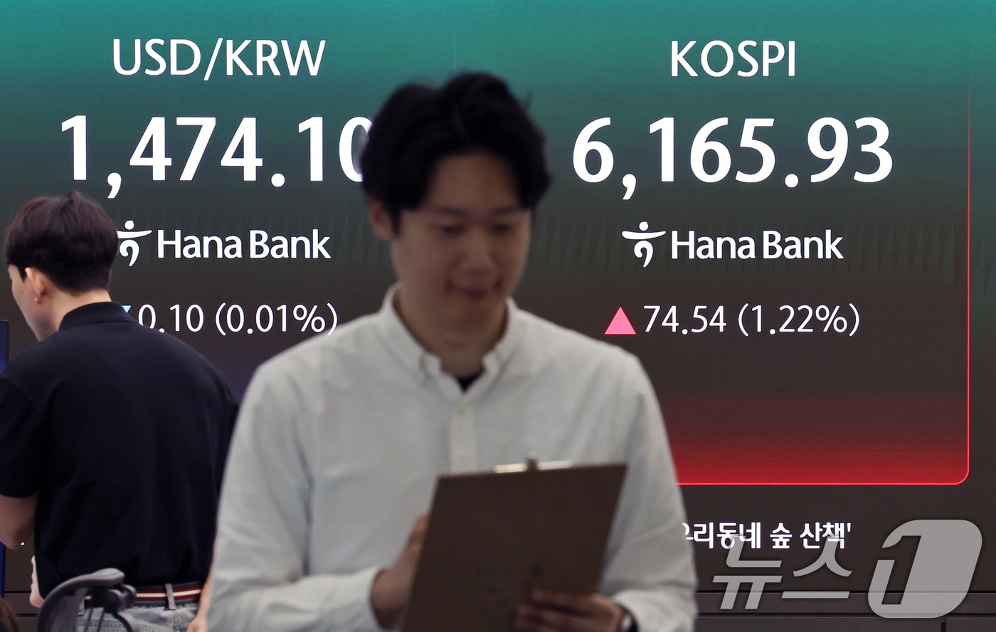 (서울=뉴스1) 구윤성 기자 = 16일 오전 서울 중구 하나은행 딜링룸 현황판에 개장 시황이 나타나고 있다. 이날 코스피는 미국과 이란의 종전 기대감에 전장 대비 0.95% 오른 …
