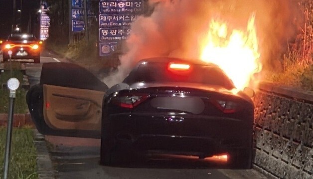 30대 만취 운전자, 도로 옹벽 들이받고 차량 전소