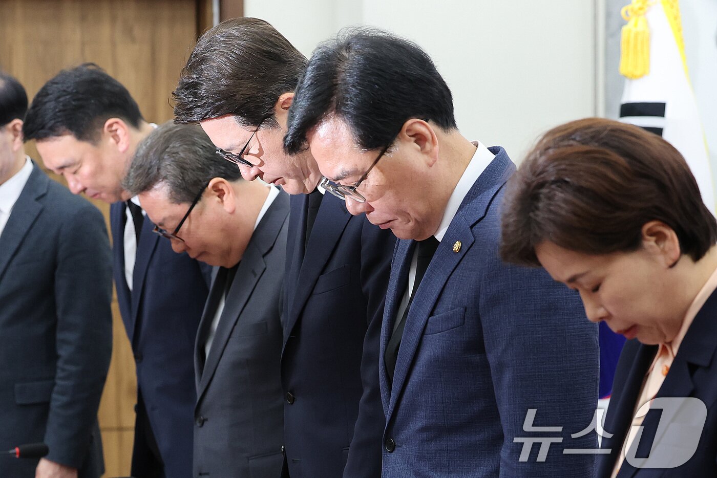 본문 이미지 - 송언석 국민의힘 원내대표가 16일 서울 여의도 국회에서 열린 최고위원회의에서 세월호 참사 희생자들을 추모하는 묵념을 하고 있다. 2026.4.16 ⓒ 뉴스1 신웅수 기자