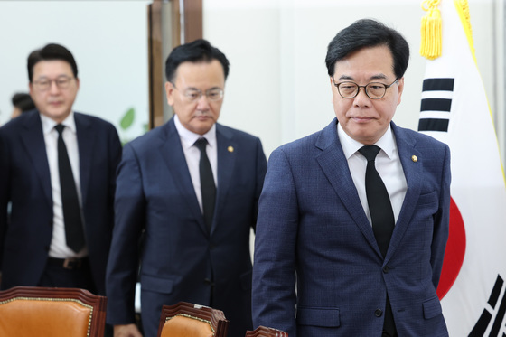 최고위원회의 참석하는 송언석