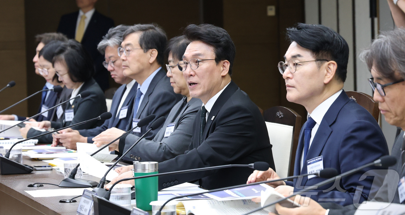 (세종=뉴스1) 김기남 기자 = 김민석 국무총리(국가바이오혁신위원회 위원장)가 16일 세종시 정부세종청사에서 열린 국가바이오혁신위원회 1차 회의에서 위원회의 비전 및 운영 방향 등 …
