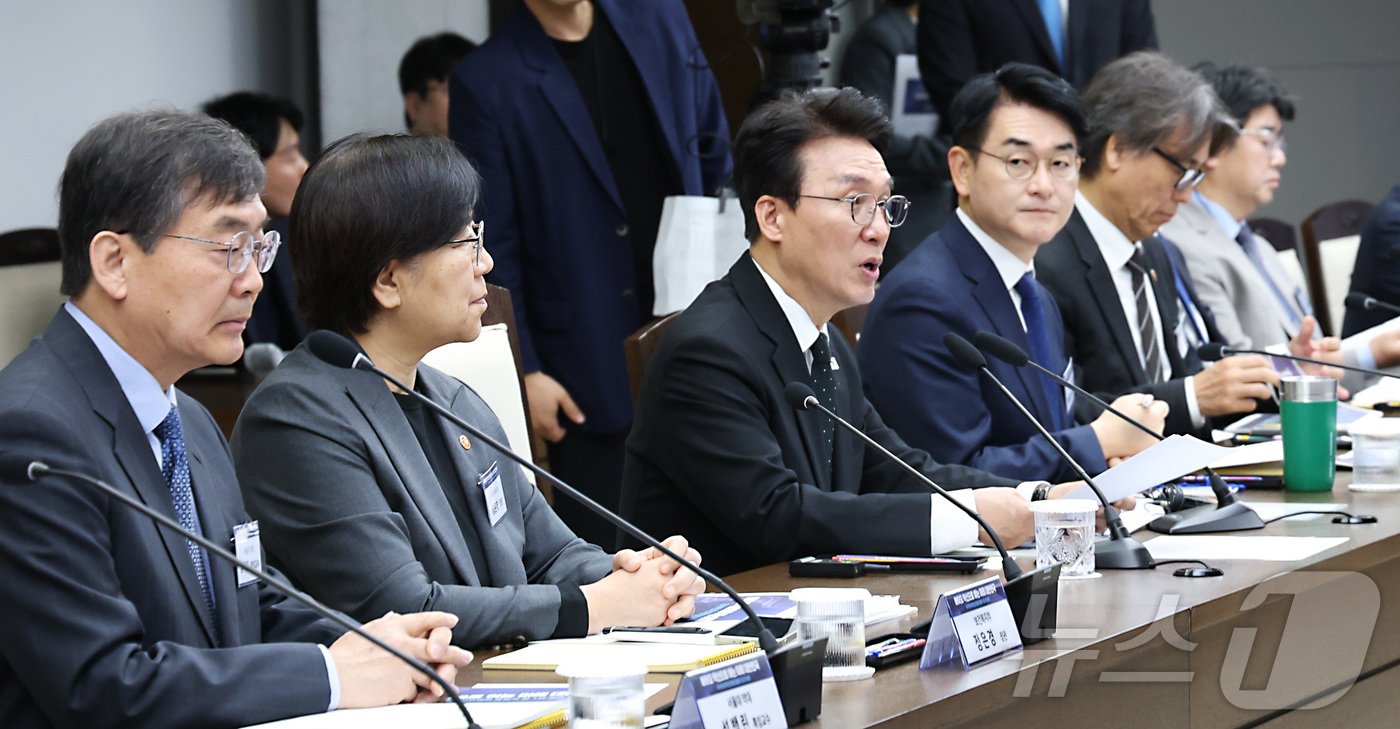 (세종=뉴스1) 김기남 기자 = 김민석 국무총리(국가바이오혁신위원회 위원장)가 16일 세종시 정부세종청사에서 열린 국가바이오혁신위원회 1차 회의에서 위원회의 비전 및 운영 방향 등 …