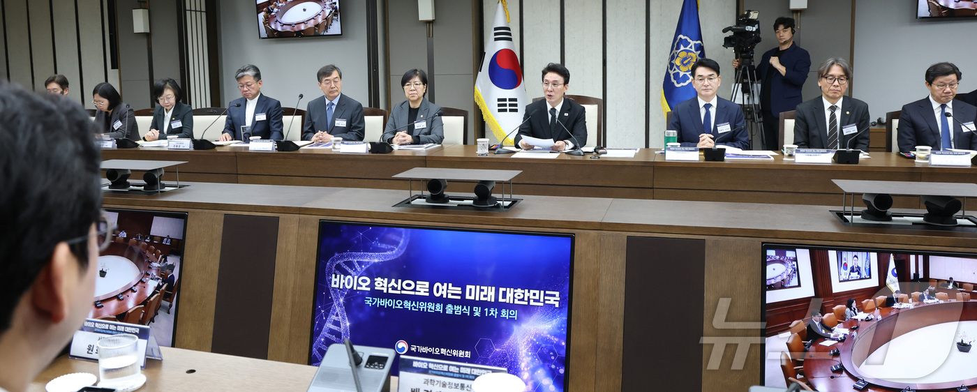 (세종=뉴스1) 김기남 기자 = 김민석 국무총리(국가바이오혁신위원회 위원장)가 16일 세종시 정부세종청사에서 열린 국가바이오혁신위원회 1차 회의에서 위원회의 비전 및 운영 방향 등 …