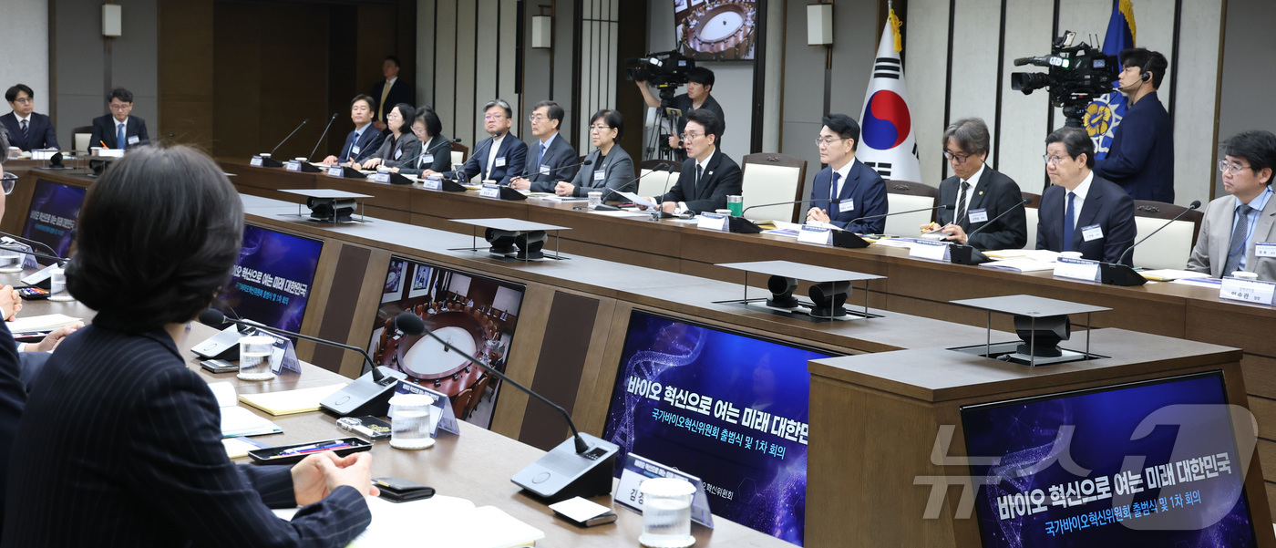 (세종=뉴스1) 김기남 기자 = 김민석 국무총리(국가바이오혁신위원회 위원장)가 16일 세종시 정부세종청사에서 열린 국가바이오혁신위원회 1차 회의에서 위원회의 비전 및 운영 방향 등 …