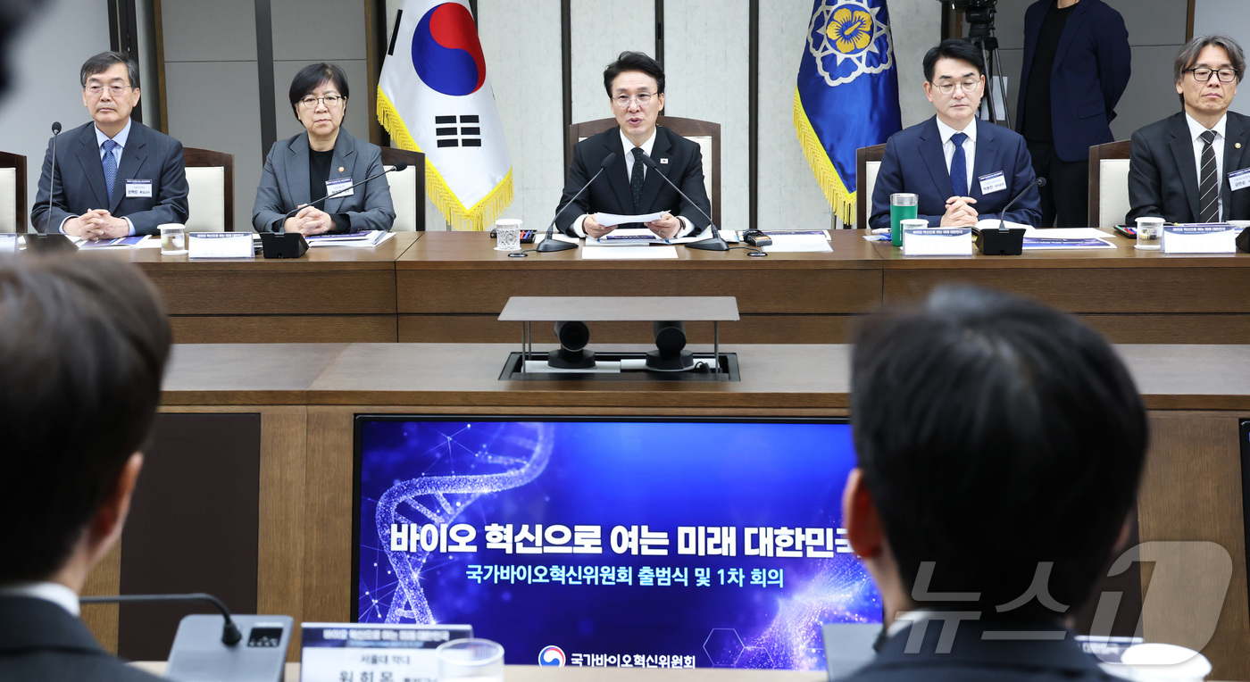 (세종=뉴스1) 김기남 기자 = 김민석 국무총리(국가바이오혁신위원회 위원장)가 16일 세종시 정부세종청사에서 열린 국가바이오혁신위원회 1차 회의에서 위원회의 비전 및 운영 방향 등 …