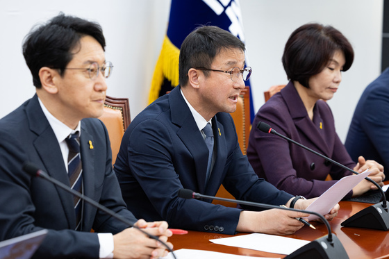 與, 세월호 배지 달고 추모…"생명안전기본법 신속 처리"