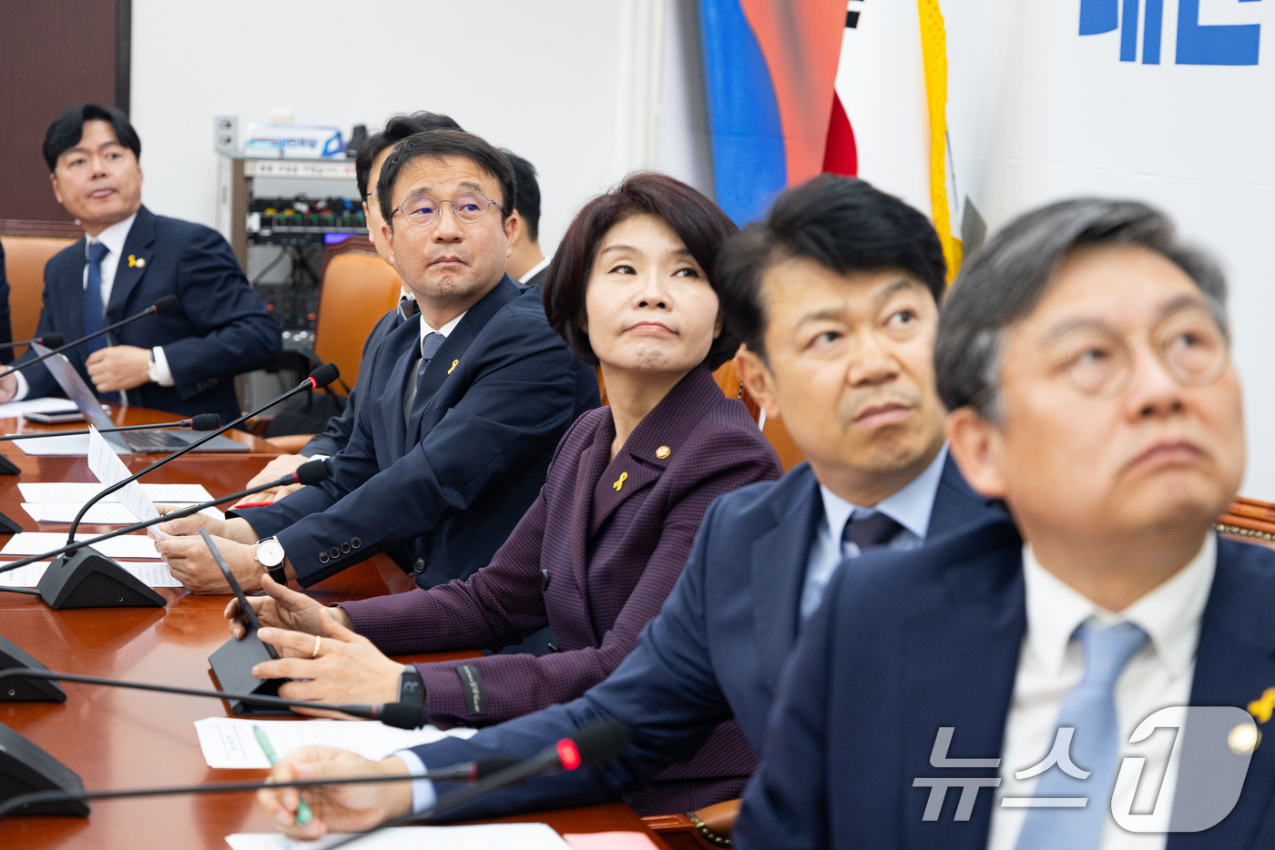 (서울=뉴스1) 유승관 기자 = 한병도 더불어민주당 원내대표를 비롯한 원내지도부가 16일 서울 여의도 국회에서 열린 정책조정회의에서 이재명 대통령 경기도지사 시절 국정감사 당시 ' …