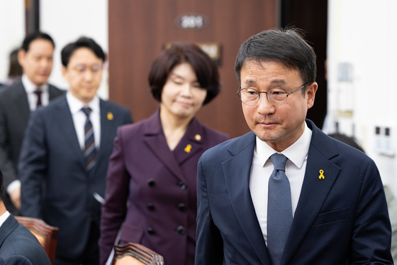 검은 넥타이에 노란 배지…정치권, 세월호 12주기 한목소리 추모