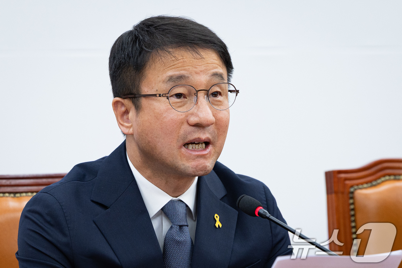 (서울=뉴스1) 유승관 기자 = 한병도 더불어민주당 원내대표가 16일 서울 여의도 국회에서 열린 정책조정회의에서 모두 발언을 하고 있다. 2026.4.16/뉴스1