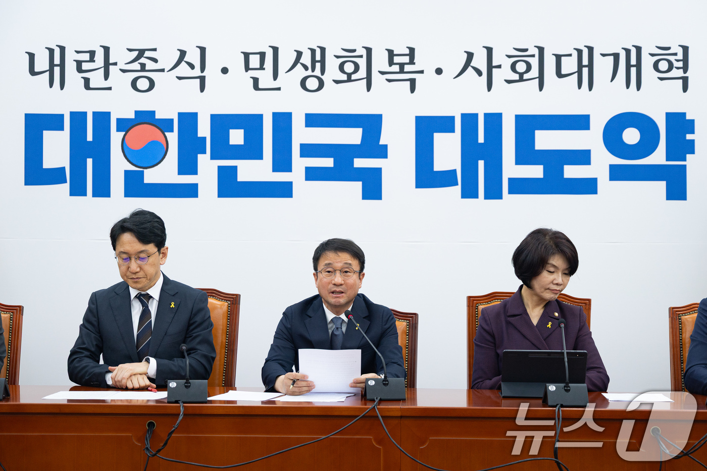 (서울=뉴스1) 유승관 기자 = 한병도 더불어민주당 원내대표가 16일 서울 여의도 국회에서 열린 정책조정회의에서 모두 발언을 하고 있다. 2026.4.16/뉴스1