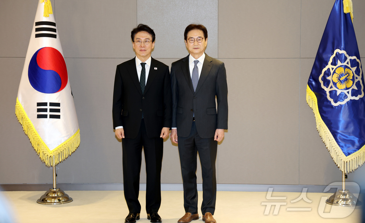 (세종=뉴스1) 김기남 기자 = 김민석 국무총리가 16일 세종시 정부세종청사에서 열린 국가바이오혁신위원회 위촉식에서 원희목 부위원장에게 위촉장을 수여한 뒤 기념촬영을 하고 있다. …