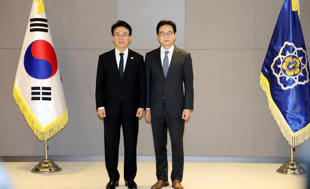 김민석 총리, 원희목 국가바이오혁신위 부위원장에게 위촉장 수여