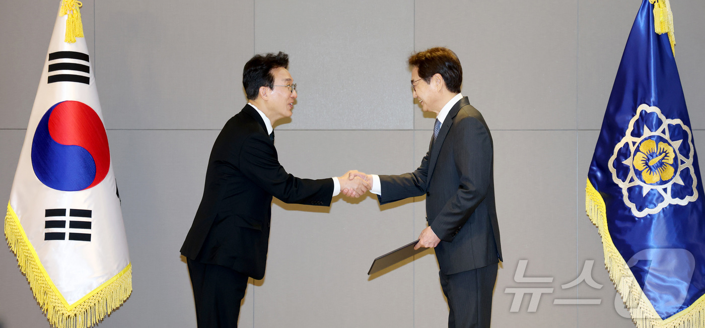 (세종=뉴스1) 김기남 기자 = 김민석 국무총리가 16일 세종시 정부세종청사에서 열린 국가바이오혁신위원회 위촉식에서 원희목 부위원장에게 위촉장을 수여하고 있다.  2026.4.16 …