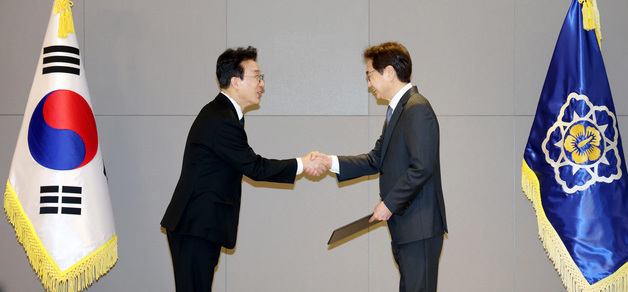 김민석 총리에게 위촉장 받는 원희목 국가바이오혁신위 부위원장