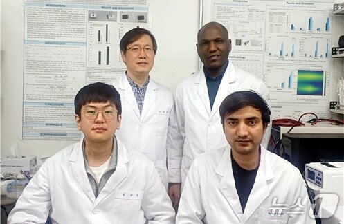 본문 이미지 - 노창현 UST 교수(교신저자. 뒷줄 왼쪽부터), 미구타 파우스틴 응굴리미 UST 박사과정생(공동저자), (앞줄 왼쪽부터) 김시온 UST 통합과정생(공동저자), 카말 아스가르 UST 박사과정생(제1저자). (UST 제공. 재판매 및 DB금지) 2026.4.16/뉴스1