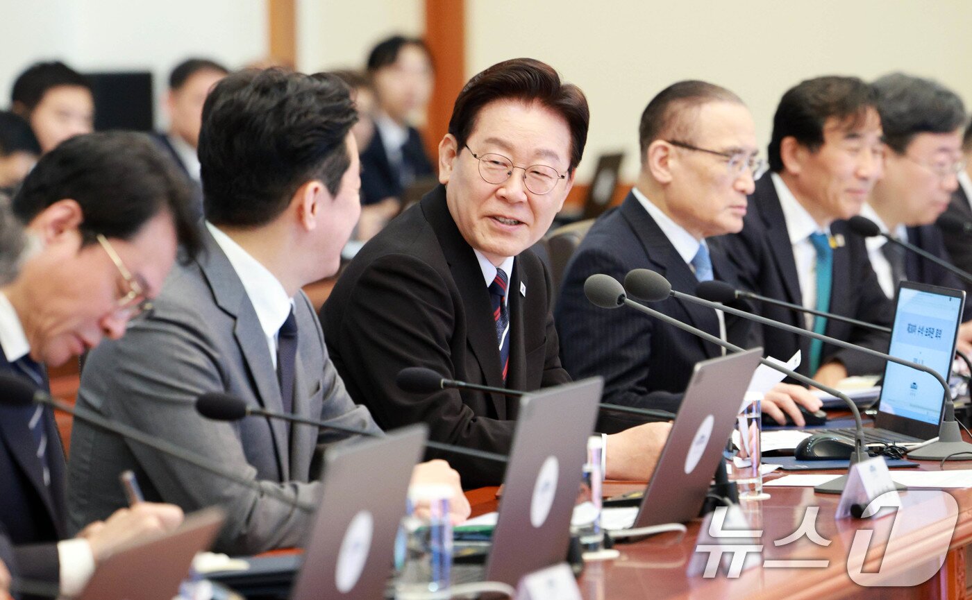 본문 이미지 - 이재명 대통령이 16일 청와대에서 열린 수석보좌관회의에서 발언을 하고 있다. 2026.4.16 ⓒ 뉴스1 허경 기자