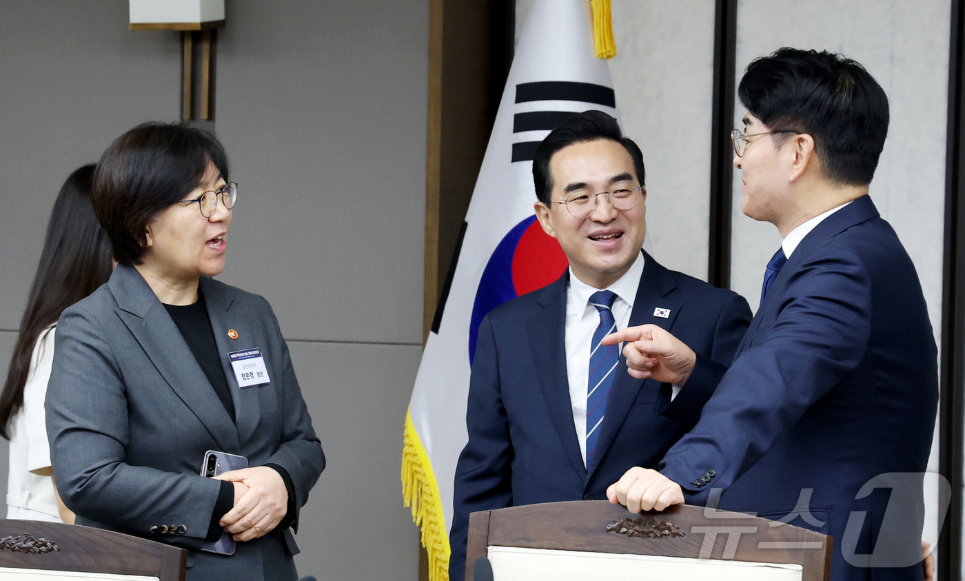 (세종=뉴스1) 김기남 기자 = 16일 세종시 정부세종청사에서 열린 국가바이오혁신위원회 1차 회의에 참석한 박용진 규제합리화위원회 부위원장, 박홍근 기획예산처 장관, 정은경 보건복 …